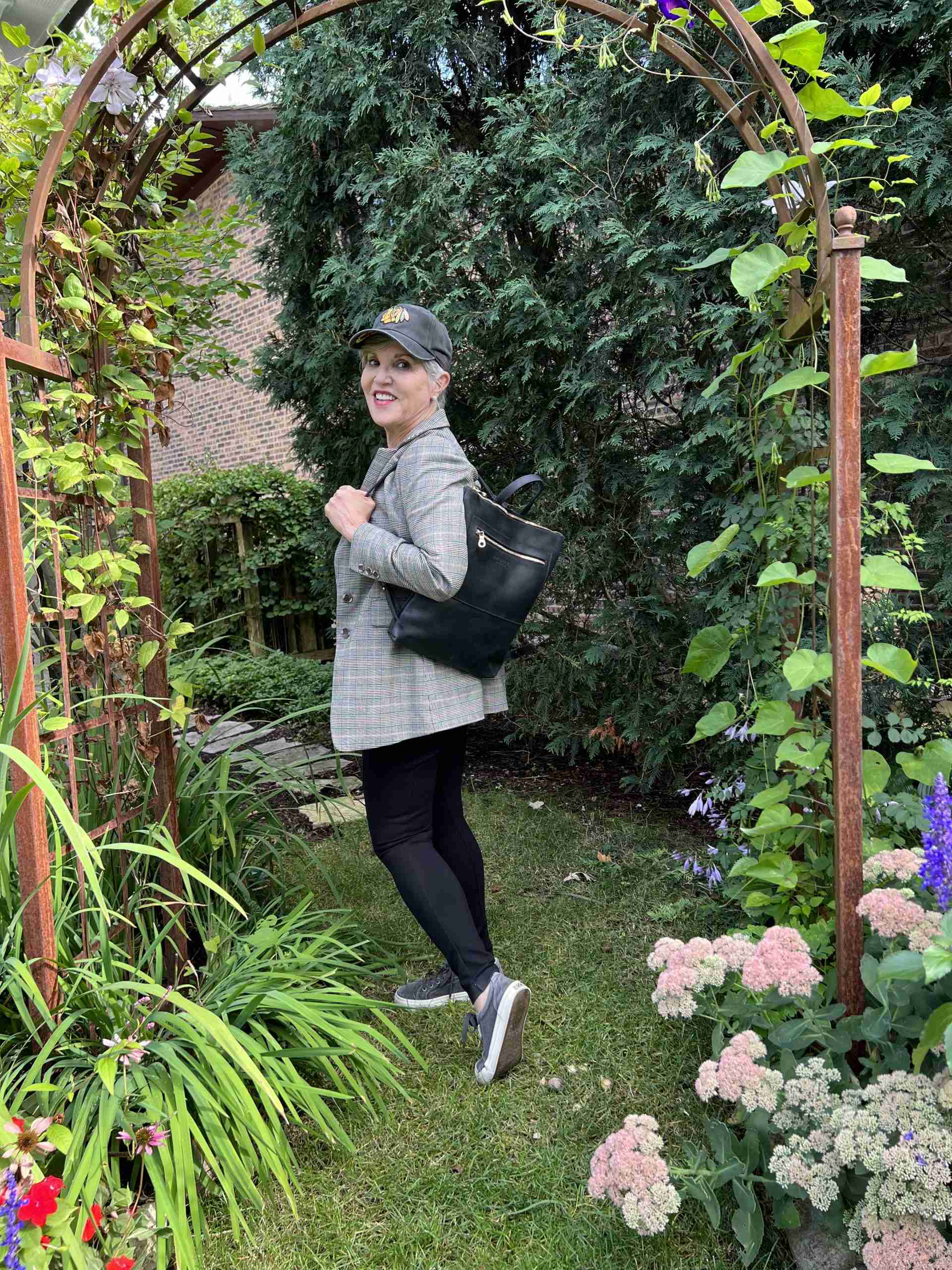 Here's a really cute way to wear a glen palid blazer in the fall!! I paired it with a pair of black leggings, a Blackhawks hat and a pair of gray sneakers,