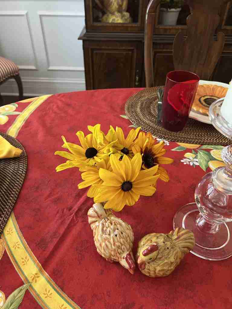 Here is a close-up of the sunflowers and Black-eyed Susans.  Oh, and little chicken salt and pepper shakers!