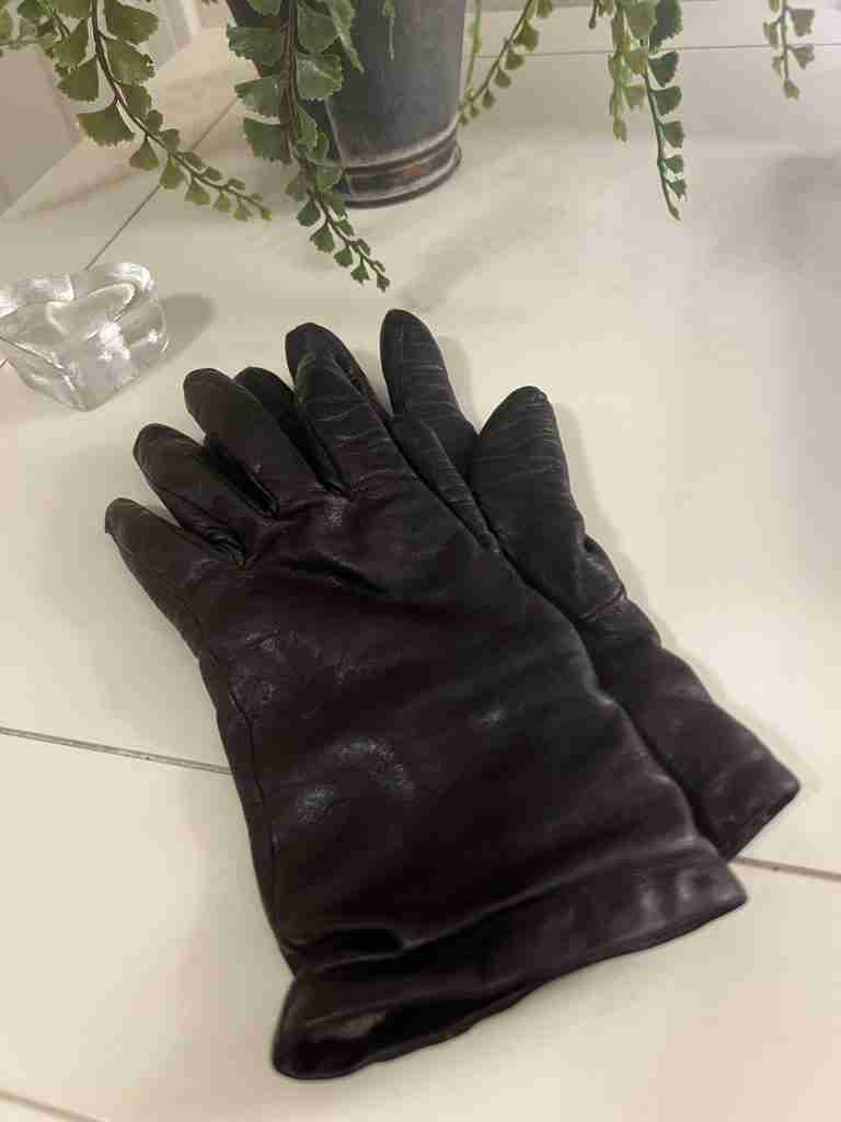 Here are some terrific cashmere-lined leather gloves used to help treat split fingertips.